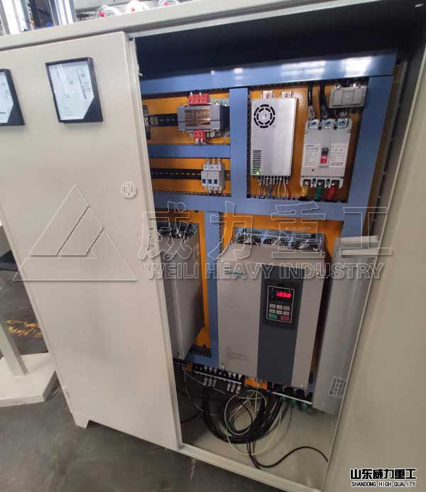 電器柜內(nèi)裝有伺服驅(qū)動(dòng)器