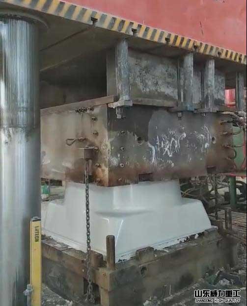 模壓玻璃鋼風(fēng)機(jī)罩殼加工現(xiàn)場