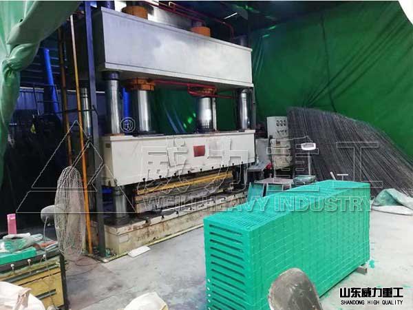 630噸復合漏糞板液壓機加工生產(chǎn)現(xiàn)場