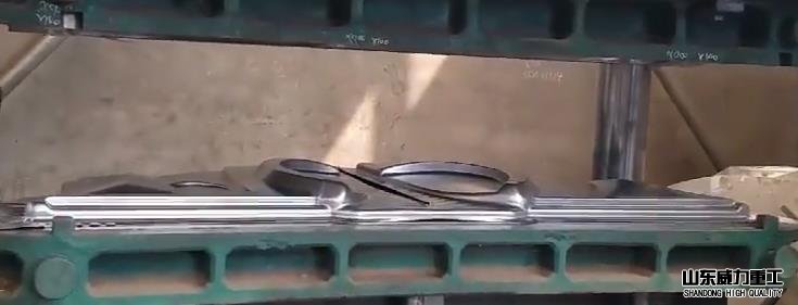 電動(dòng)三輪車擋泥板沖壓模具